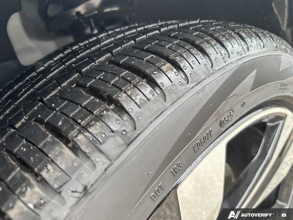 2026 Volvo XC40 Plus Dark Theme-10