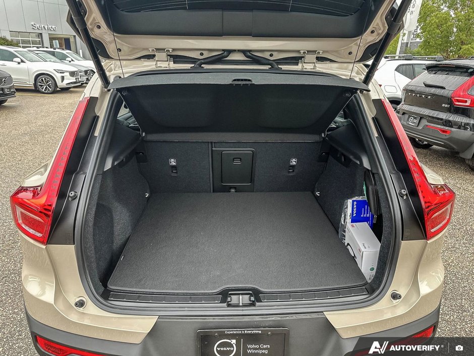 2026 Volvo XC40 Plus Dark Theme-8