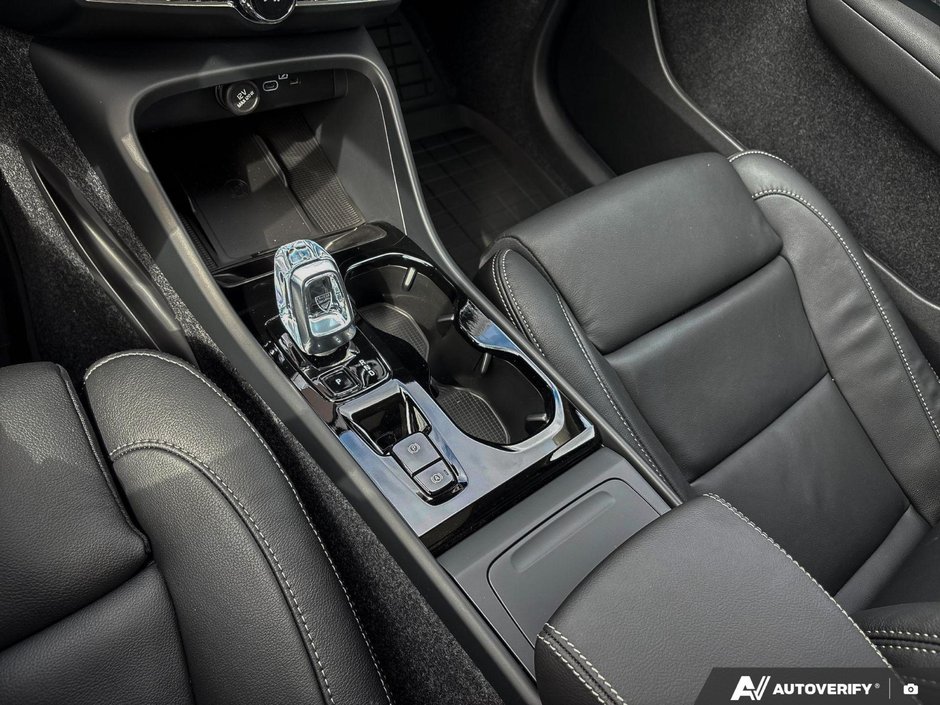 2026 Volvo XC40 Plus Dark Theme-18