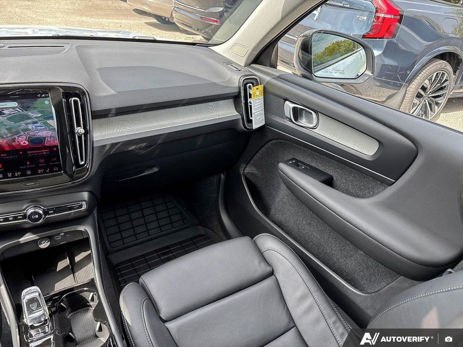 2026 Volvo XC40 Plus Dark Theme-25