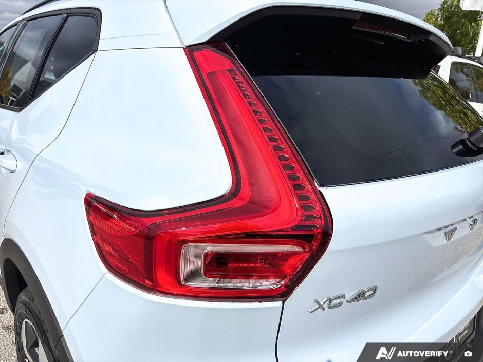 2026 Volvo XC40 Plus Dark Theme-12