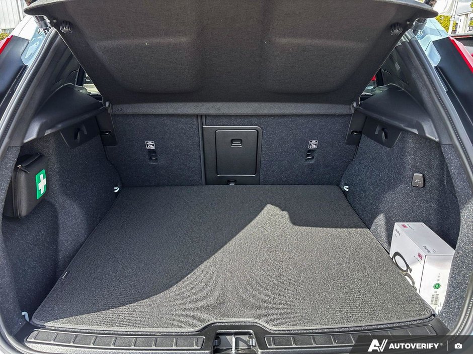 2026 Volvo XC40 Plus Dark Theme-8