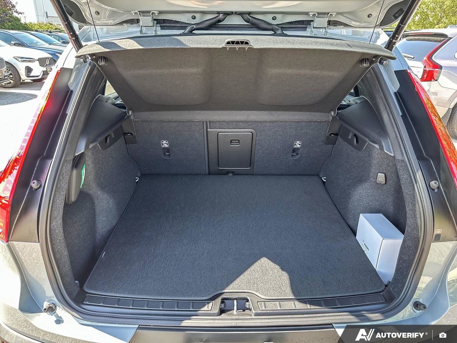 2026 Volvo XC40 Plus Dark Theme-8