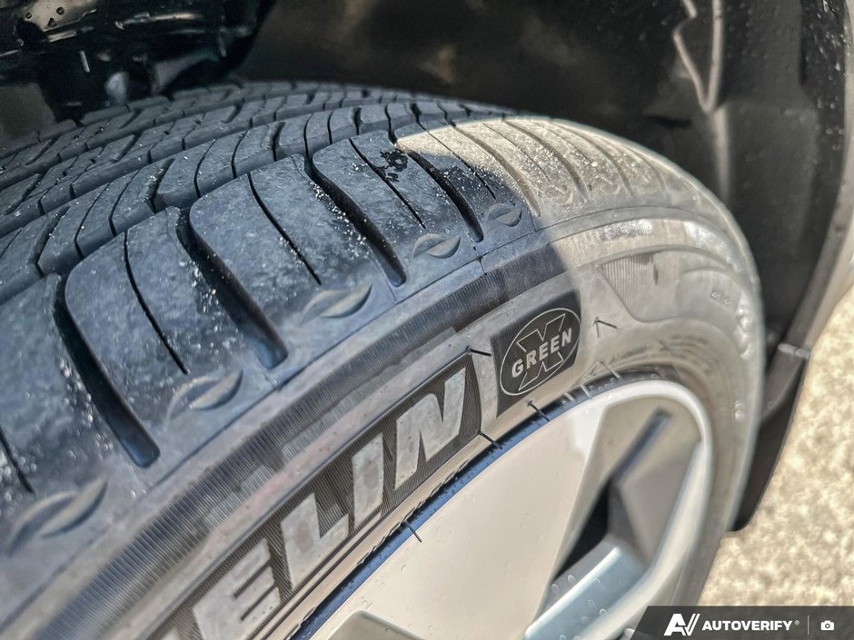 2026 Volvo XC40 Plus Dark Theme-10