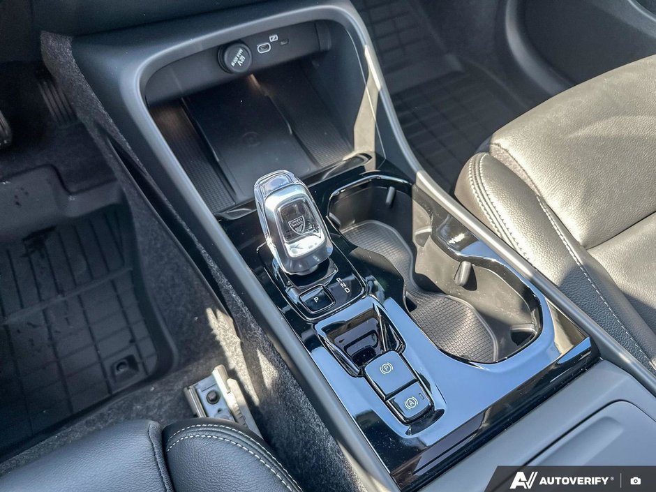 2026 Volvo XC40 Plus Dark Theme-18