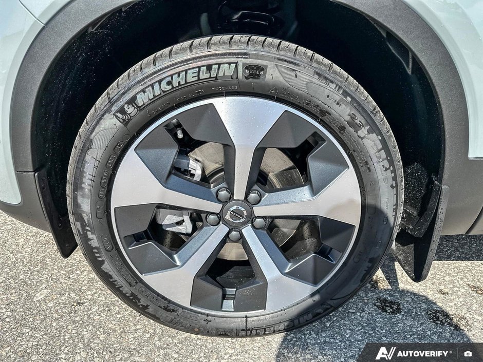 2026 Volvo XC40 Plus Dark Theme-9