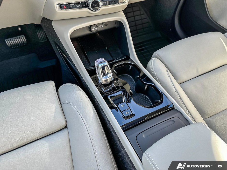 2026 Volvo XC40 Plus Dark Theme-18