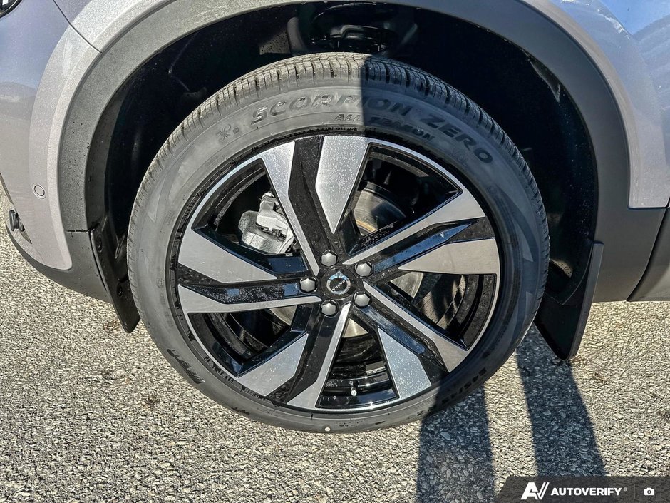 2026 Volvo XC40 Plus Dark Theme-9