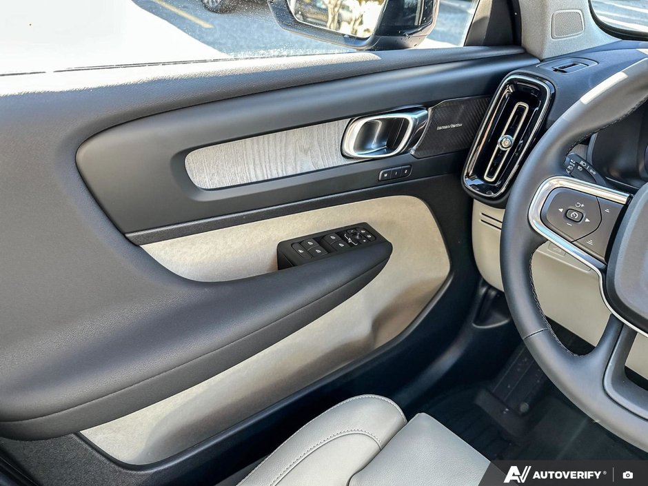 2026 Volvo XC40 Plus Dark Theme-17