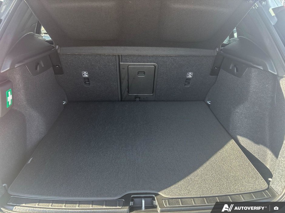 2026 Volvo XC40 Core Dark Theme-7