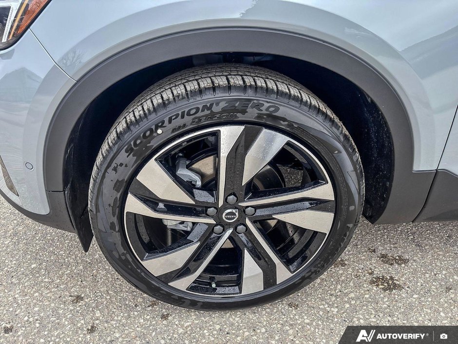 2026 Volvo XC40 Plus Dark Theme-8