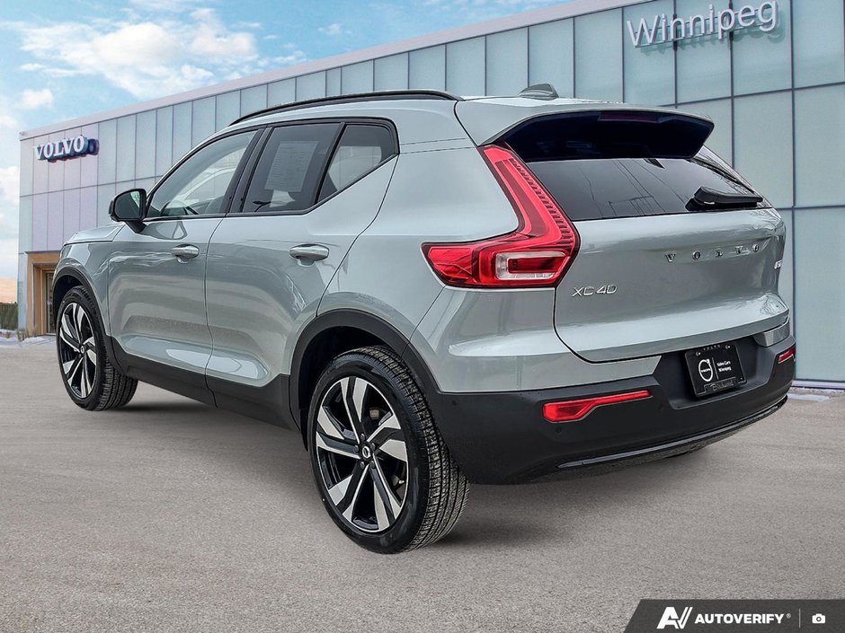 2026 Volvo XC40 Plus Dark Theme-2