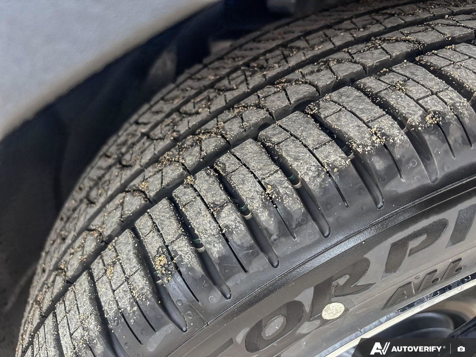 2026 Volvo XC40 Plus Dark Theme-9