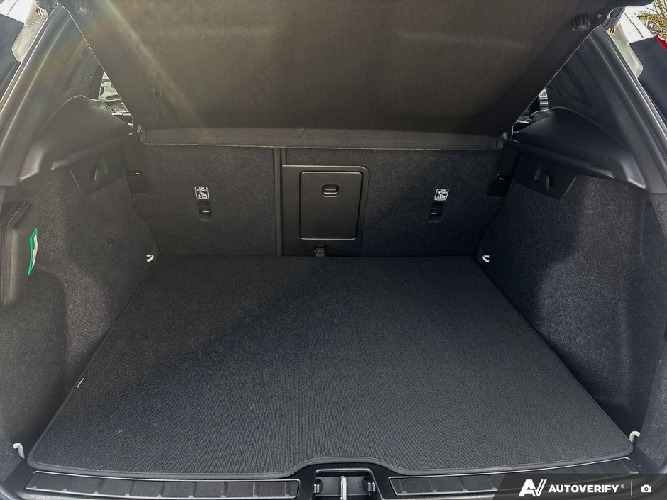 2026 Volvo XC40 Core Dark Theme-8