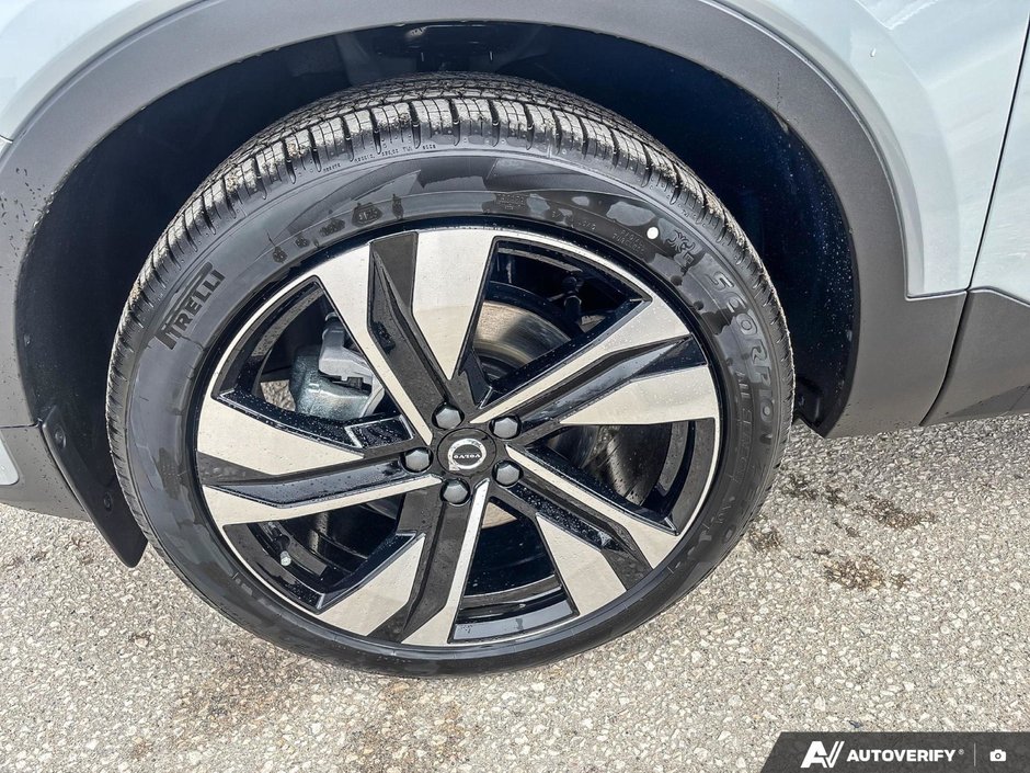 2026 Volvo XC40 Plus Dark Theme-8