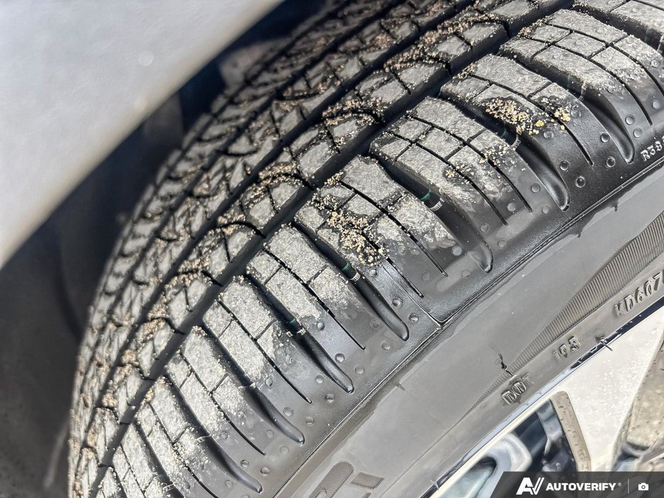 2026 Volvo XC40 Plus Dark Theme-9