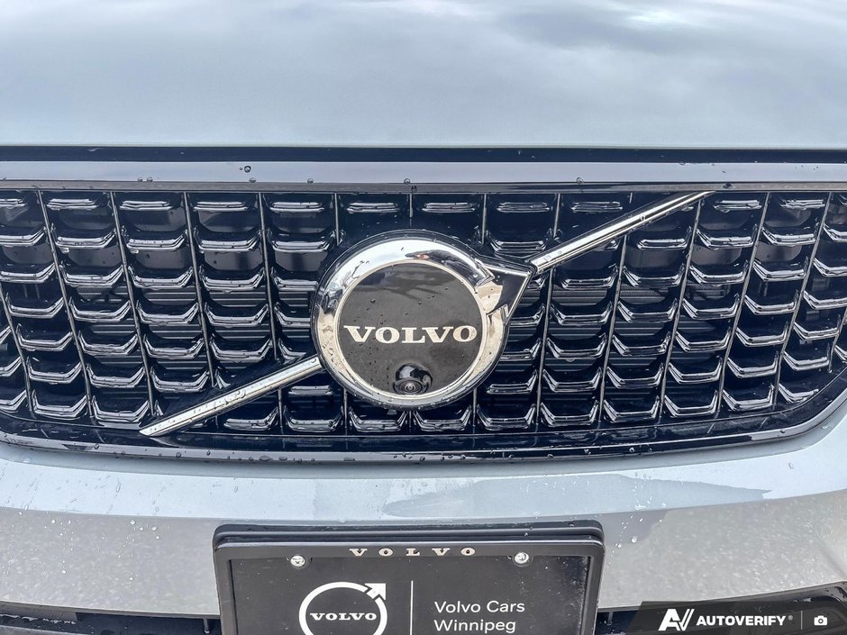 2026 Volvo XC40 Plus Dark Theme-5