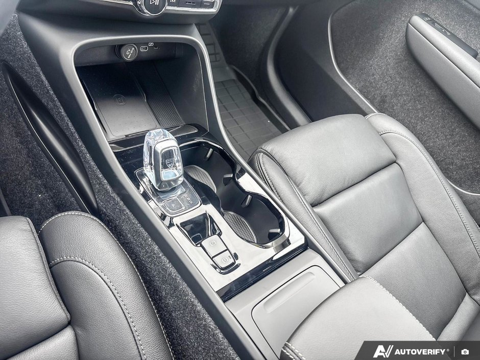 2026 Volvo XC40 Plus Dark Theme-17