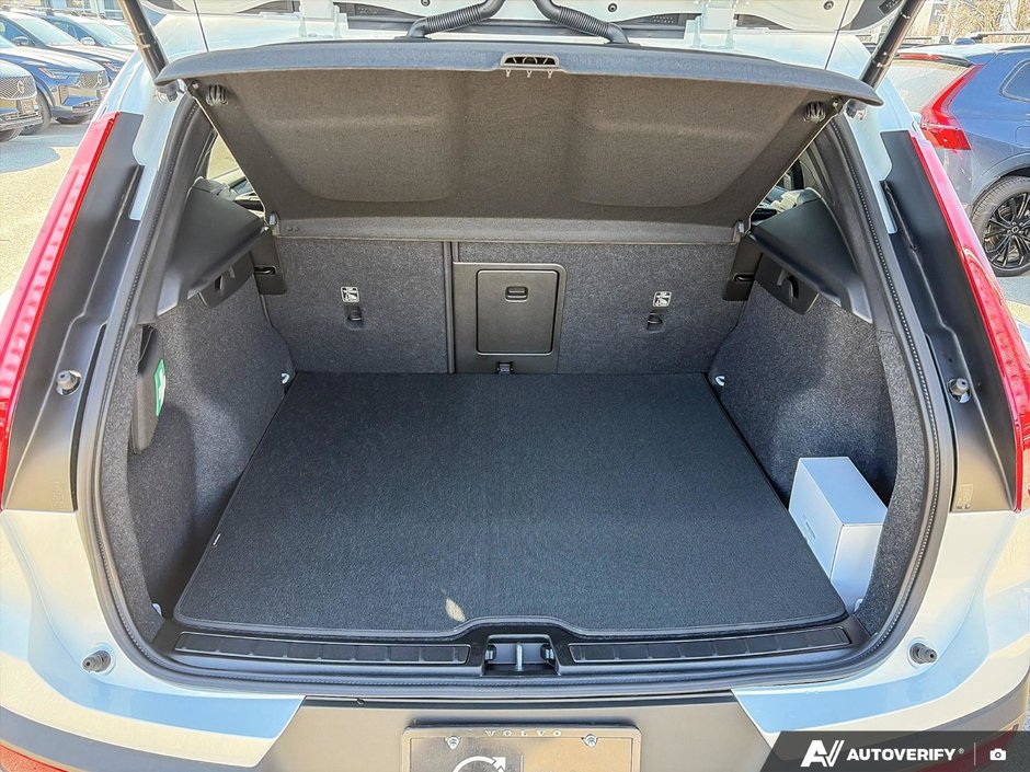 2026 Volvo XC40 Core Dark Theme-8