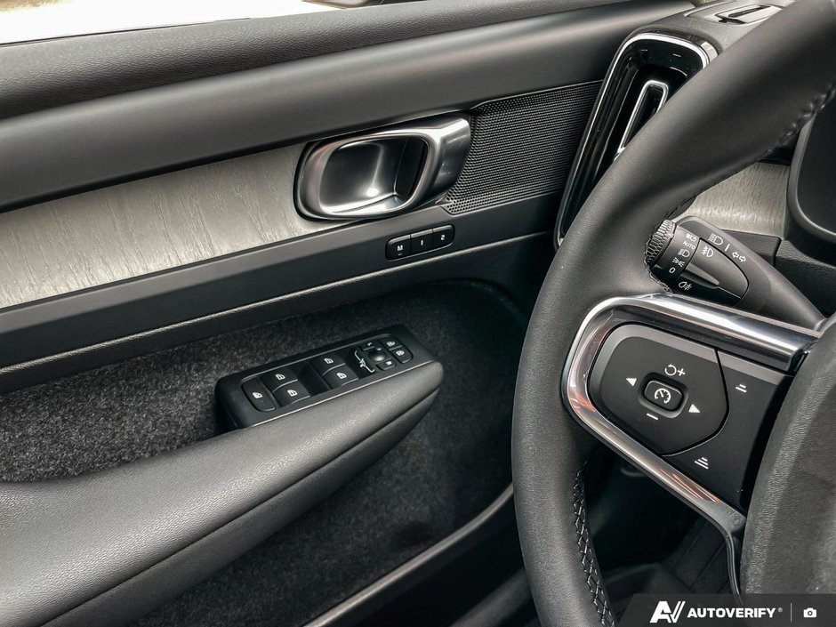 2026 Volvo XC40 Core Dark Theme-17
