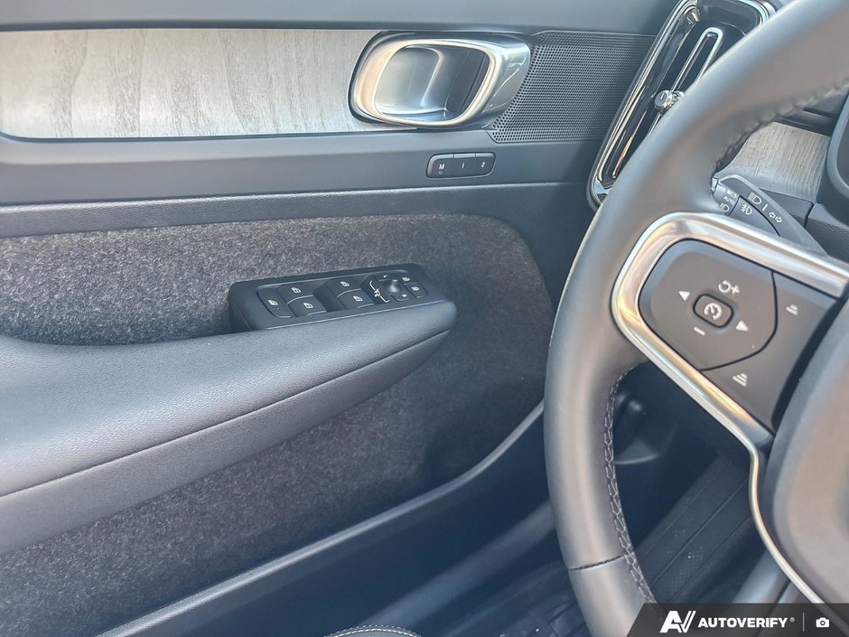 2026 Volvo XC40 Core Dark Theme-16