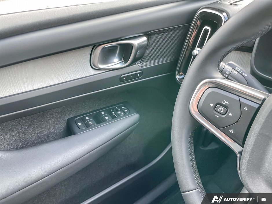 2026 Volvo XC40 Core Dark Theme-16
