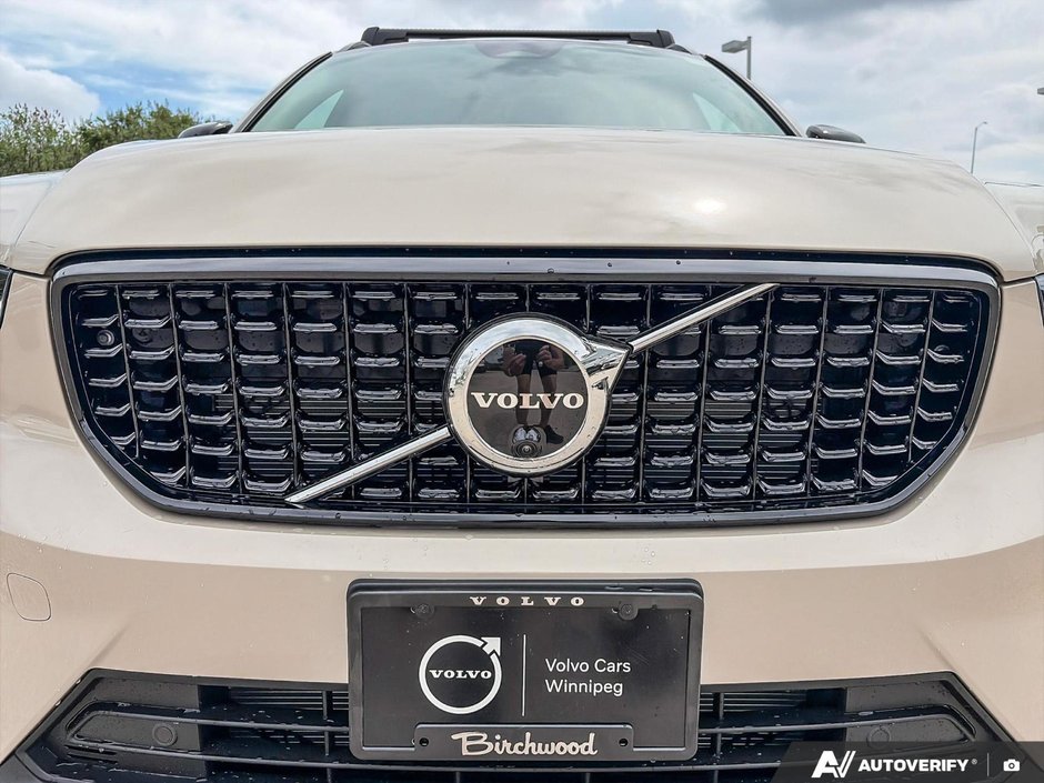 2026 Volvo XC40 Plus Dark Theme-6