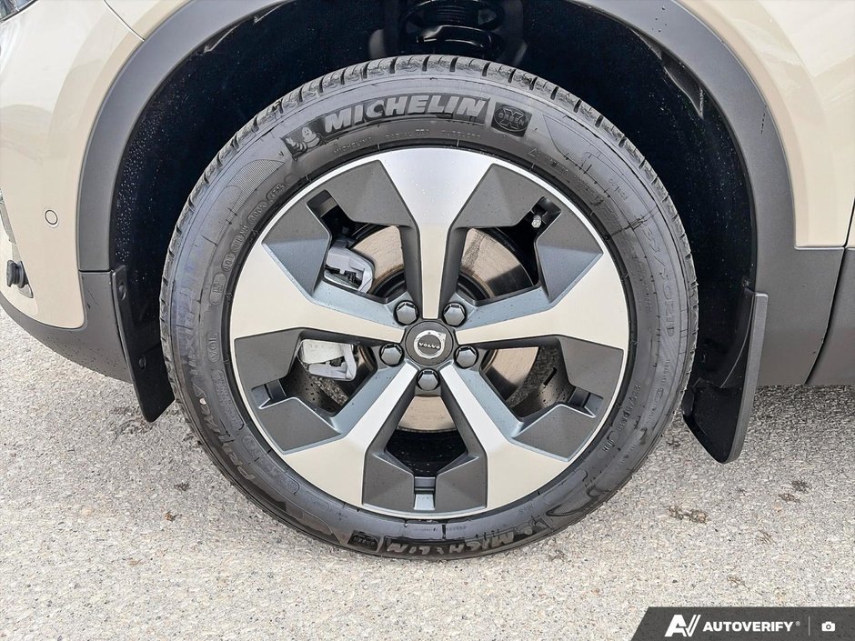 2026 Volvo XC40 Plus Dark Theme-9