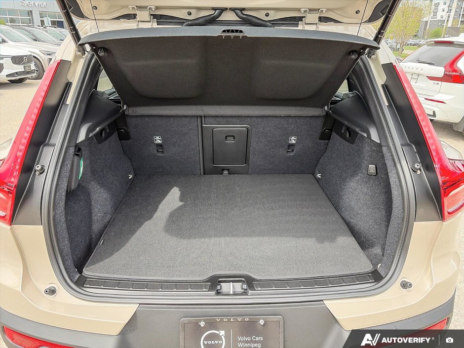 2026 Volvo XC40 Plus Dark Theme-8