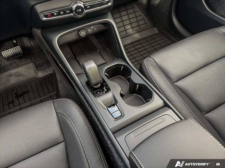 2026 Volvo XC40 Core Dark Theme-18
