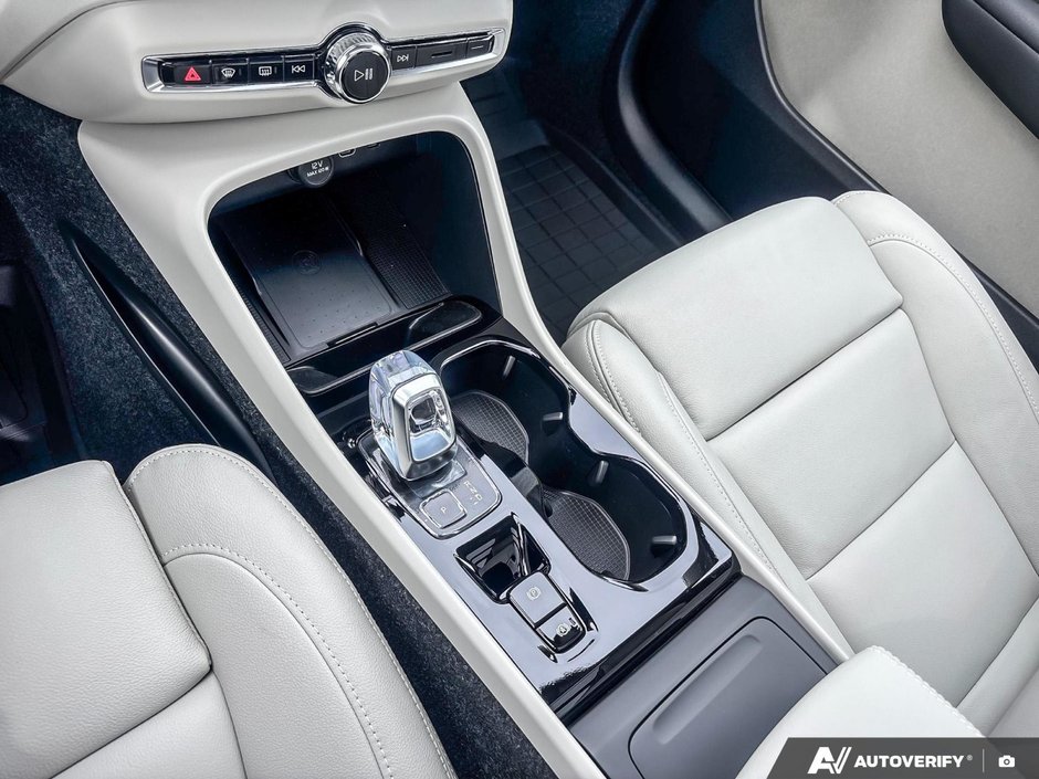 2026 Volvo XC40 Plus Dark Theme-18