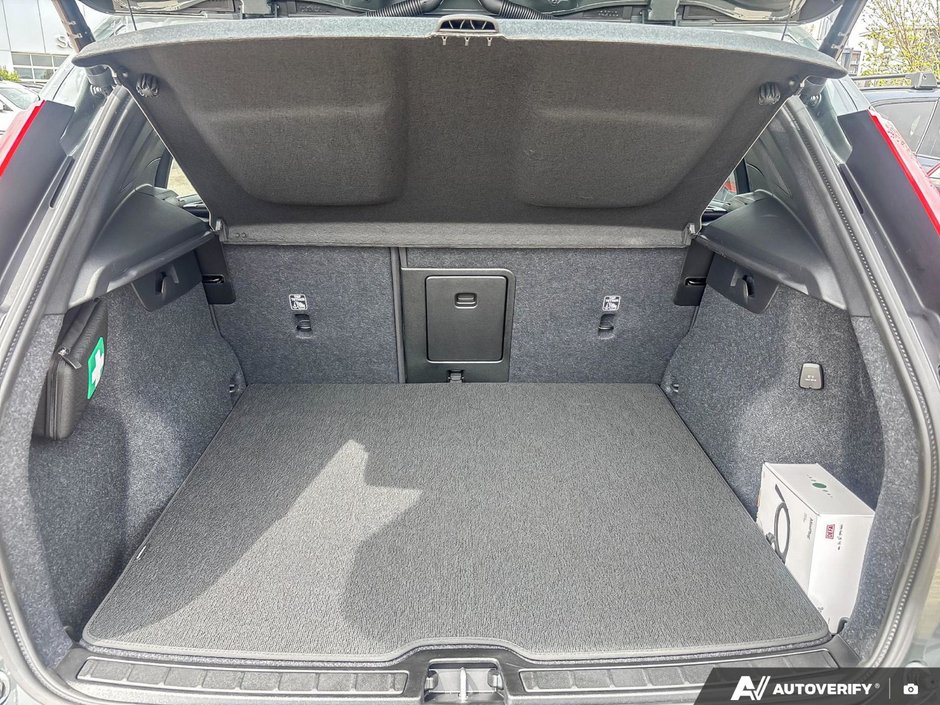 2026 Volvo XC40 Plus Dark Theme-8