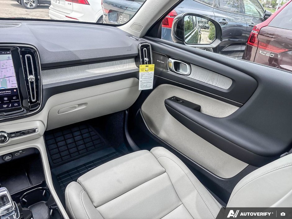 2026 Volvo XC40 Plus Dark Theme-25