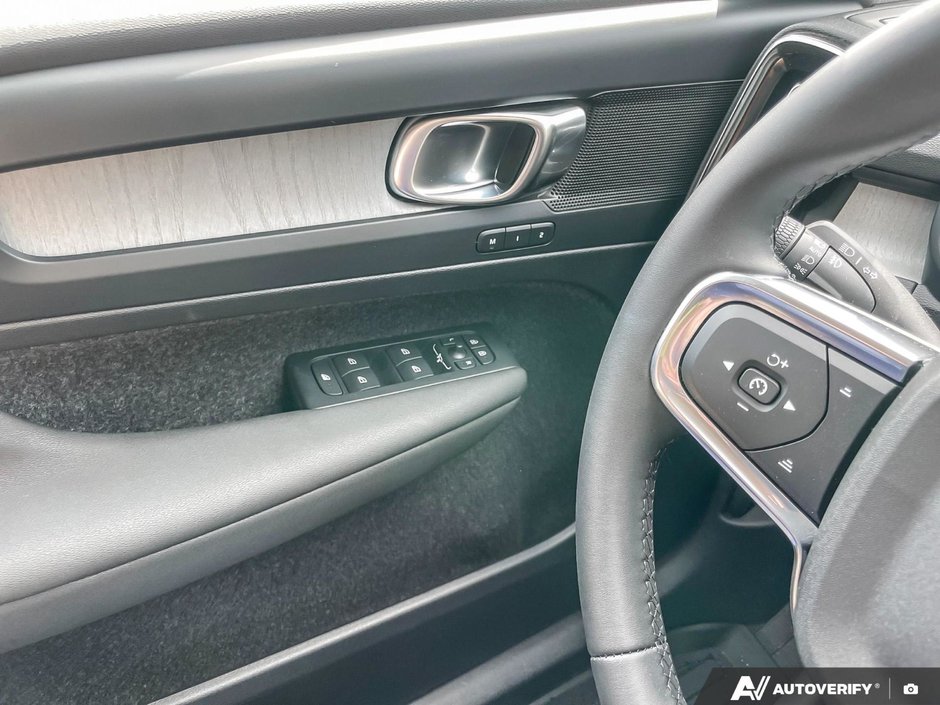 2026 Volvo XC40 Core Dark Theme-17