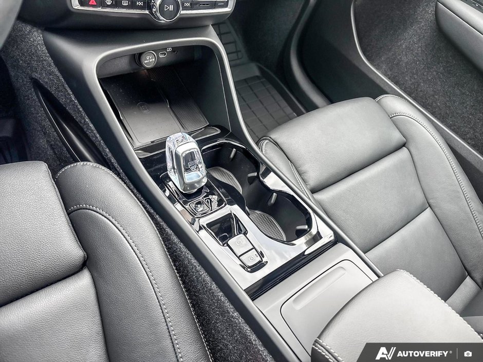2026 Volvo XC40 Plus Dark Theme-18