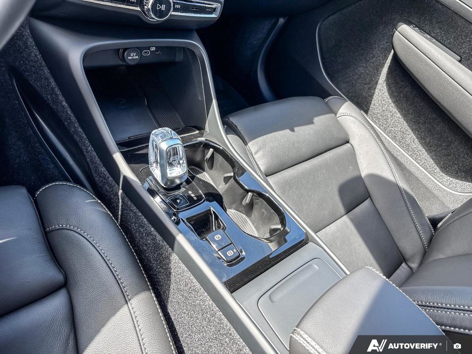 2026 Volvo XC40 Plus Dark Theme-18