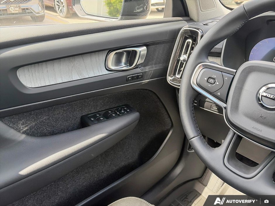2026 Volvo XC40 Core Dark Theme-17