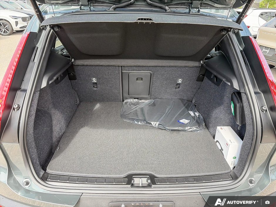 2026 Volvo XC40 Core Dark Theme-8