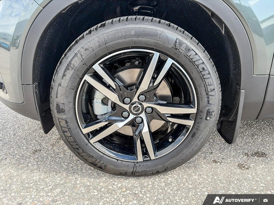 2026 Volvo XC40 Core Dark Theme-9