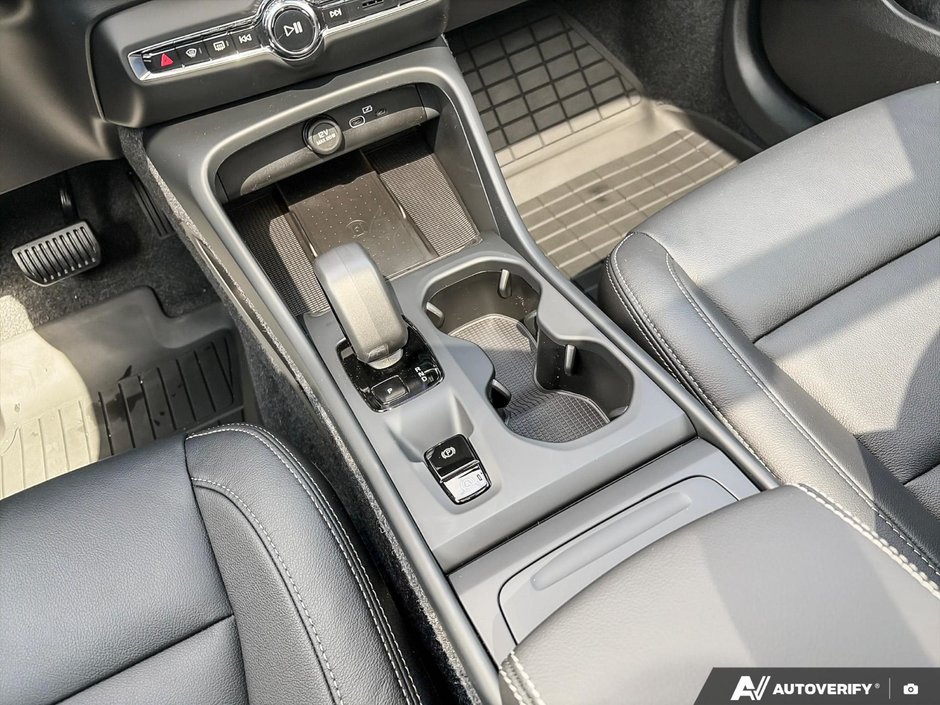 2026 Volvo XC40 Core Dark Theme-18