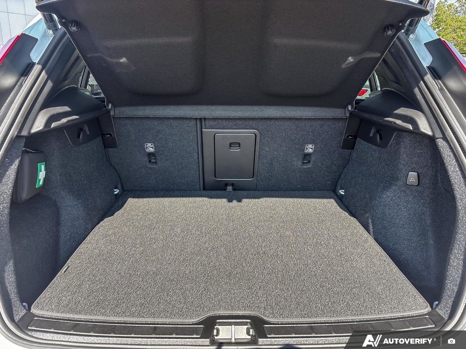 2026 Volvo XC40 Plus Dark Theme-7