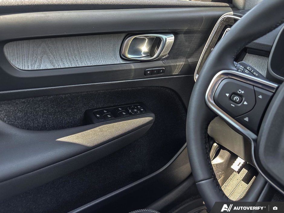 2026 Volvo XC40 Core Dark Theme-17