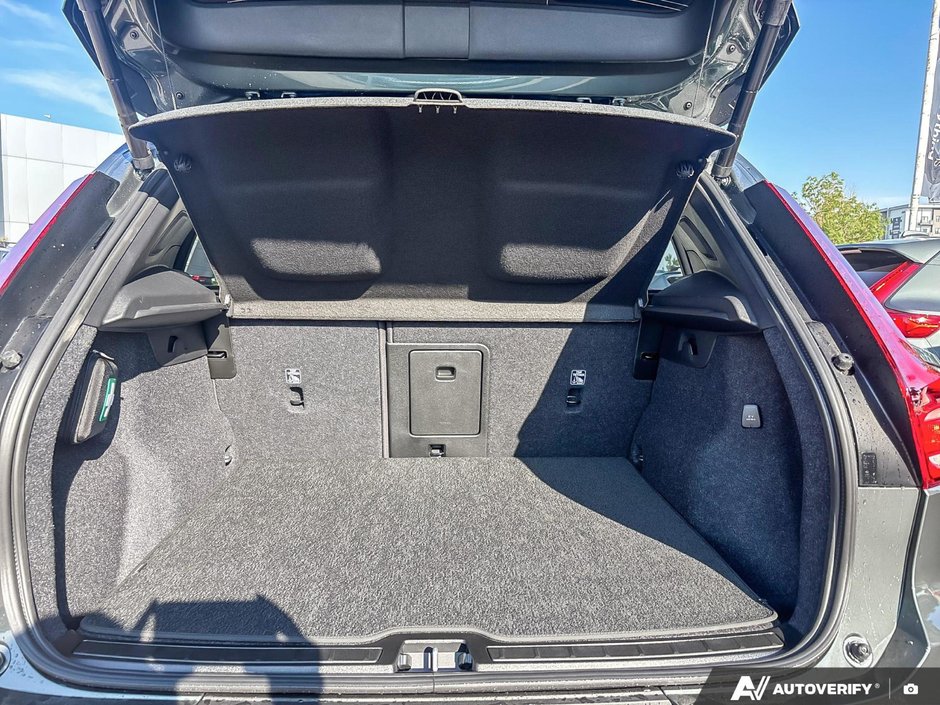 2026 Volvo XC40 Plus Dark Theme-8