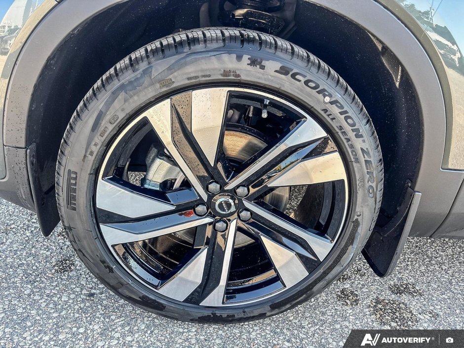 2026 Volvo XC40 Plus Dark Theme-9