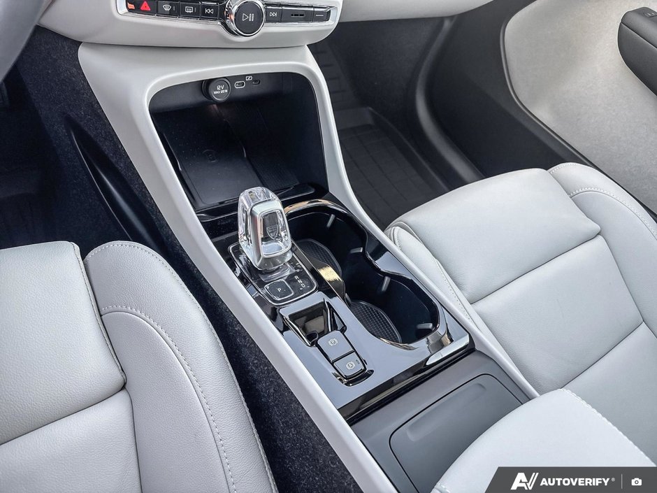 2026 Volvo XC40 Plus Dark Theme-18