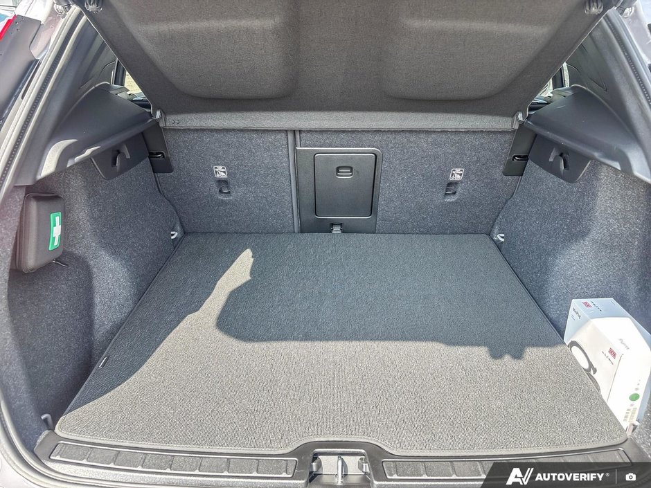 2026 Volvo XC40 Core Dark Theme-8