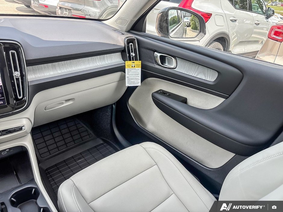2026 Volvo XC40 Core Dark Theme-25