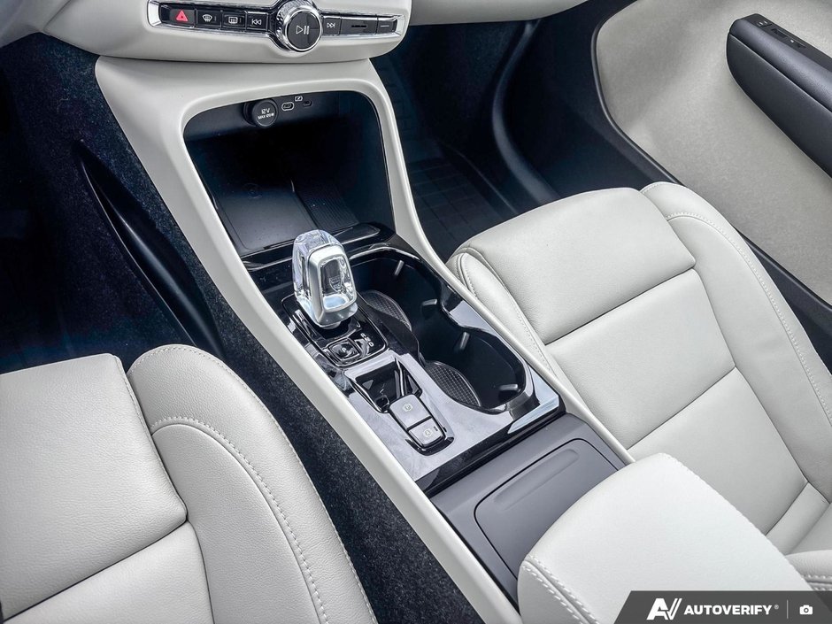 2026 Volvo XC40 Plus Dark Theme-17