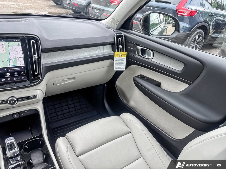 2026 Volvo XC40 Plus Dark Theme-24