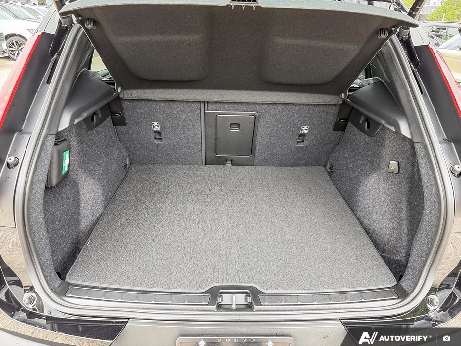 2026 Volvo XC40 Plus Dark Theme-7